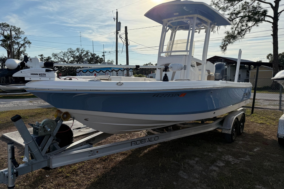 2023 Robalo 226 Cayman - Sold Boat