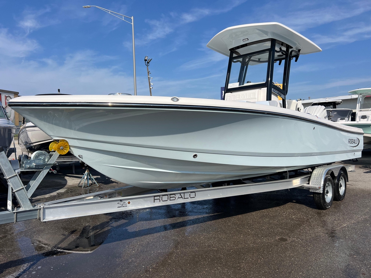 2025 Robalo 246 Cayman - Sold Boat