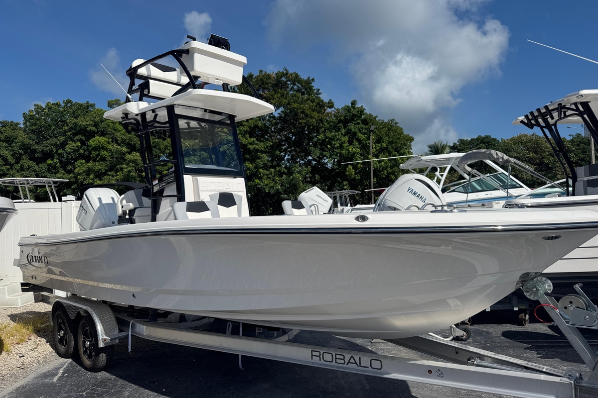 2025 Robalo 246 Cayman SD - Sold Boat