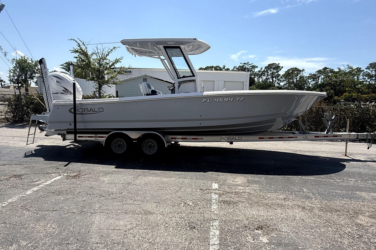 2022 Robalo 266 Cayman - Sold Boat
