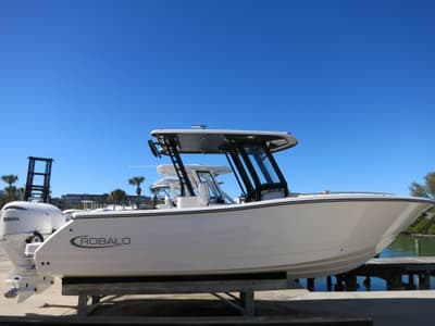 BOATZON | Robalo Center Console R270 2026