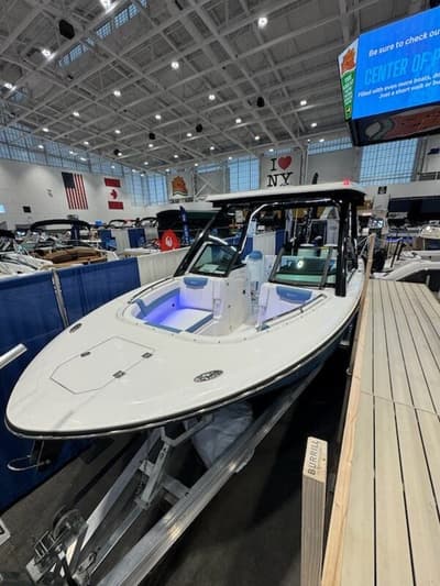 BOATZON | Robalo dual console 2026