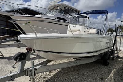 BOATZON | Robalo R160 Center Console 2017