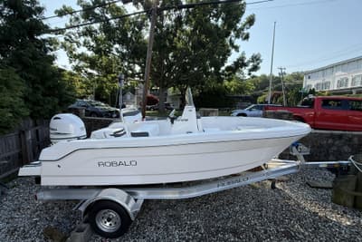 BOATZON | Robalo R160 Center Console 2026
