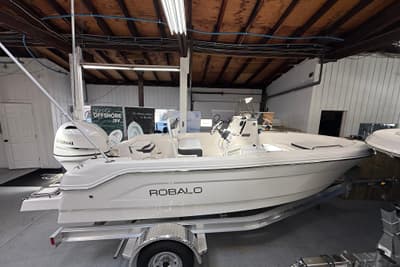 BOATZON | Robalo R160 Center Console 2026