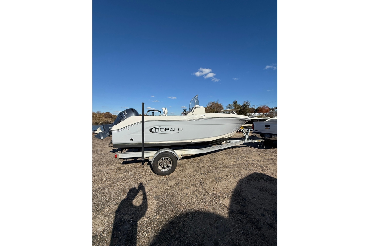 2022 Robalo R180 Center Console - Sold Boat