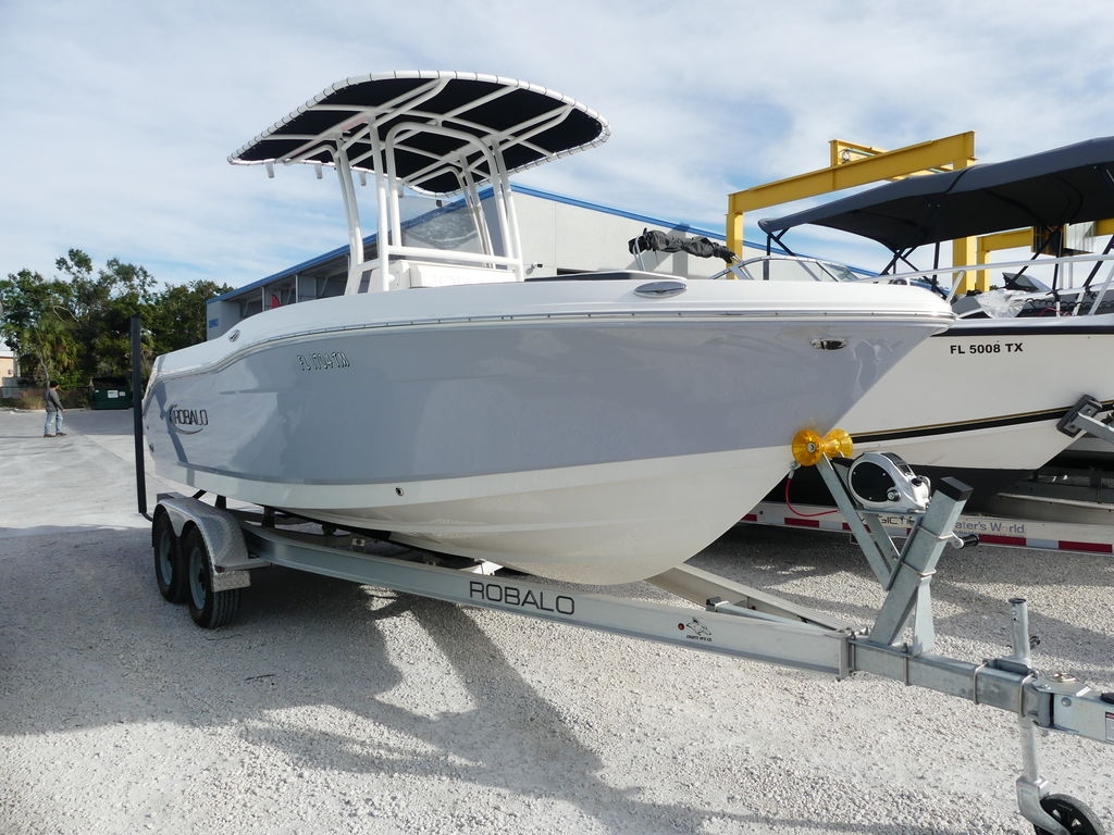 2023 Robalo R200 - Sold Boat