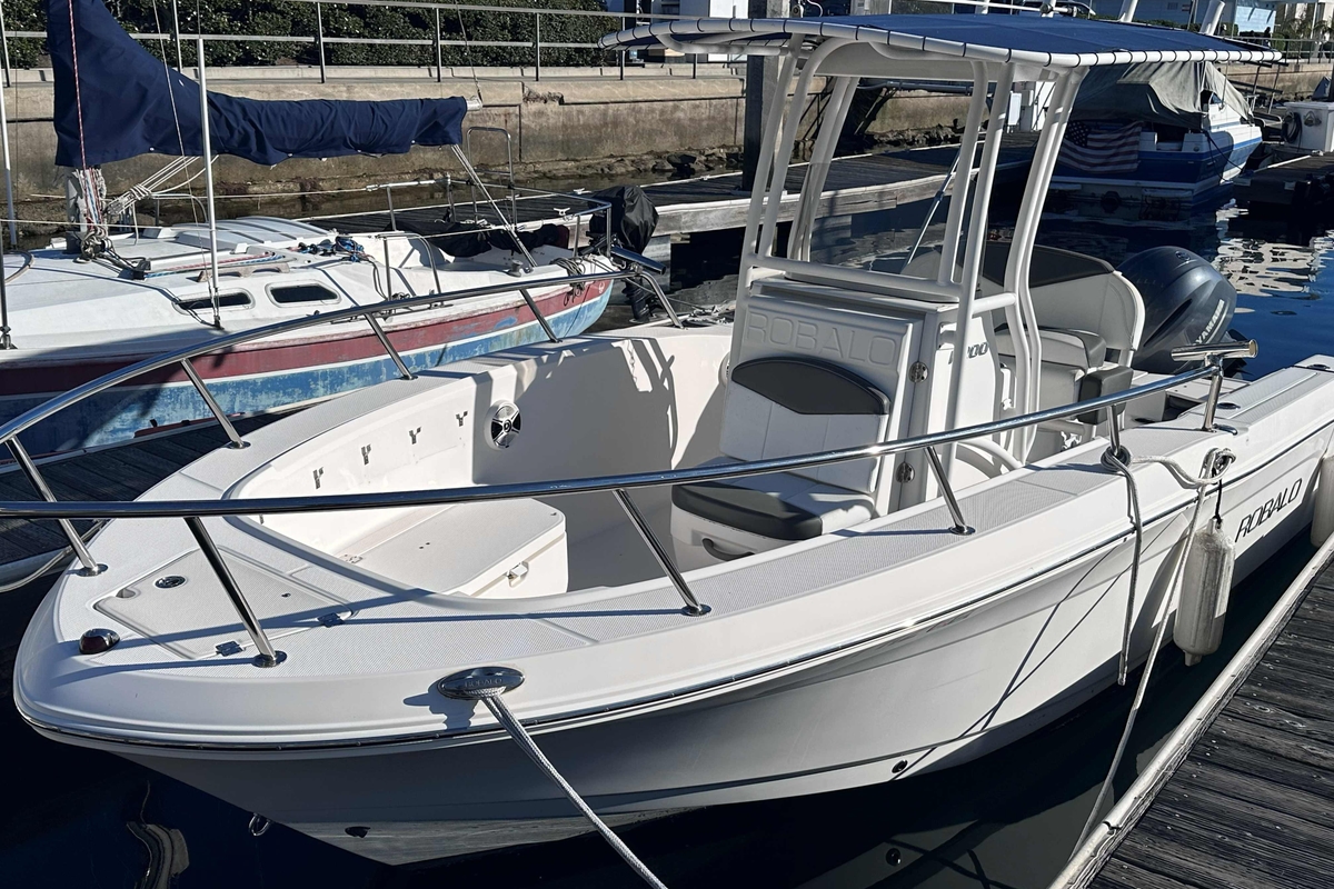 2018 Robalo R200 Center Console - Sold Boat
