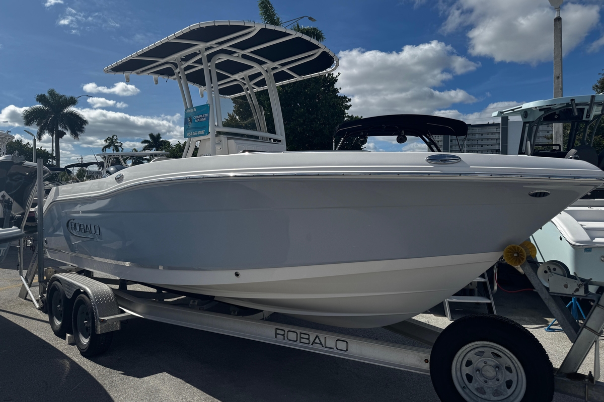 2023 Robalo R200 Center Console - Sold Boat