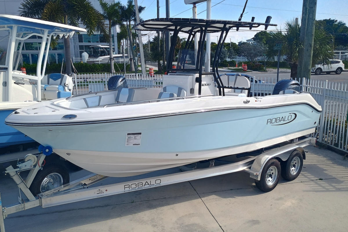 2026 Robalo R200 Center Console - Sold Boat