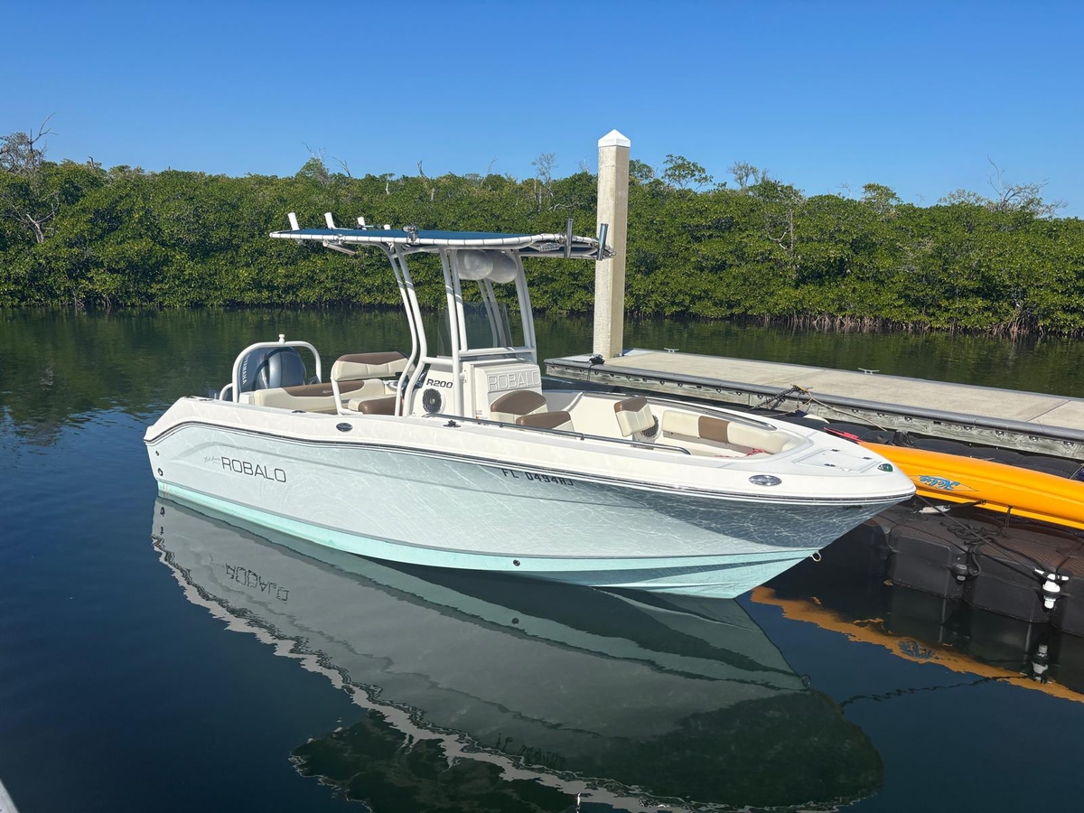 2017 Robalo R200ES - Sold Boat