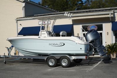 BOATZON | Robalo R202 Explorer 2026