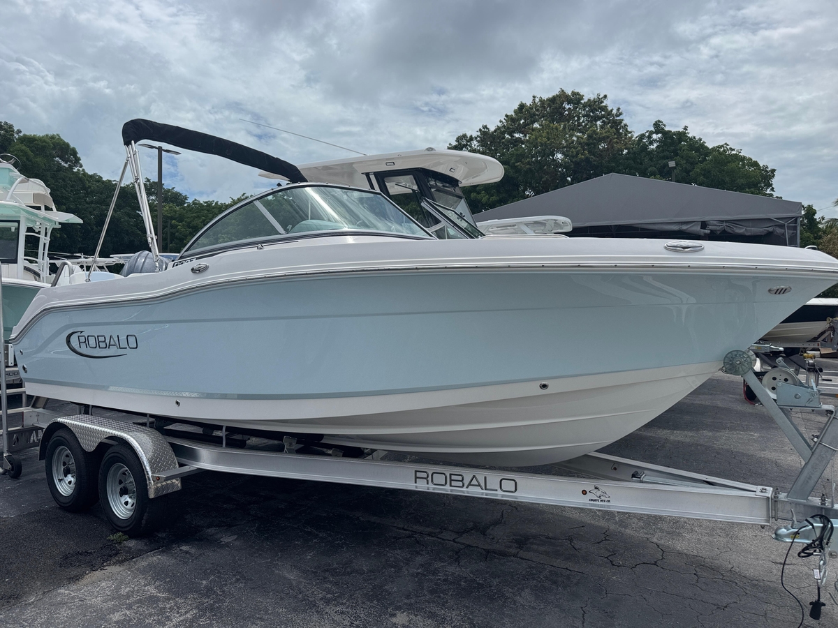 2025 Robalo R207 Dual Console - Sold Boat