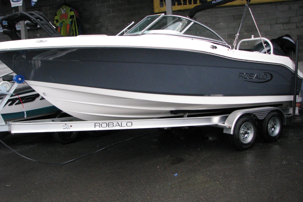 2026 Robalo R207 Dual Console - Sold Boat