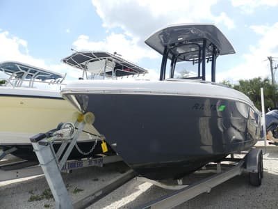 BOATZON | Robalo R222 2021