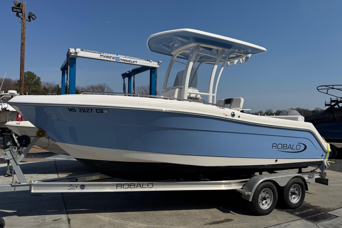 2023 Robalo R222 Center Console - Sold Boat