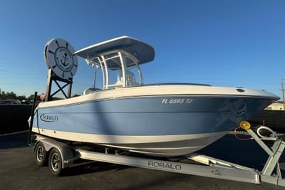 BOATZON | Robalo R222 Center Console 2023