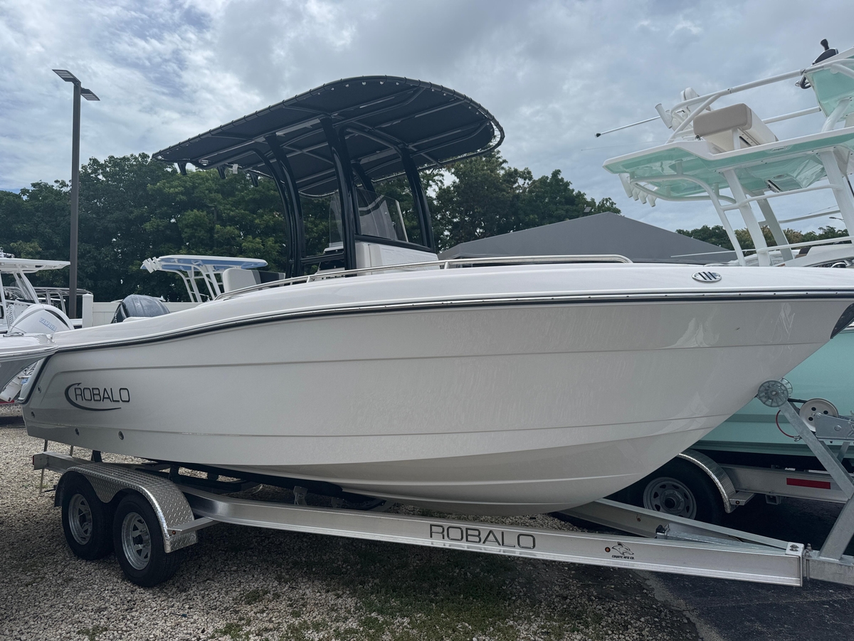 2025 Robalo R222 Center Console - Sold Boat