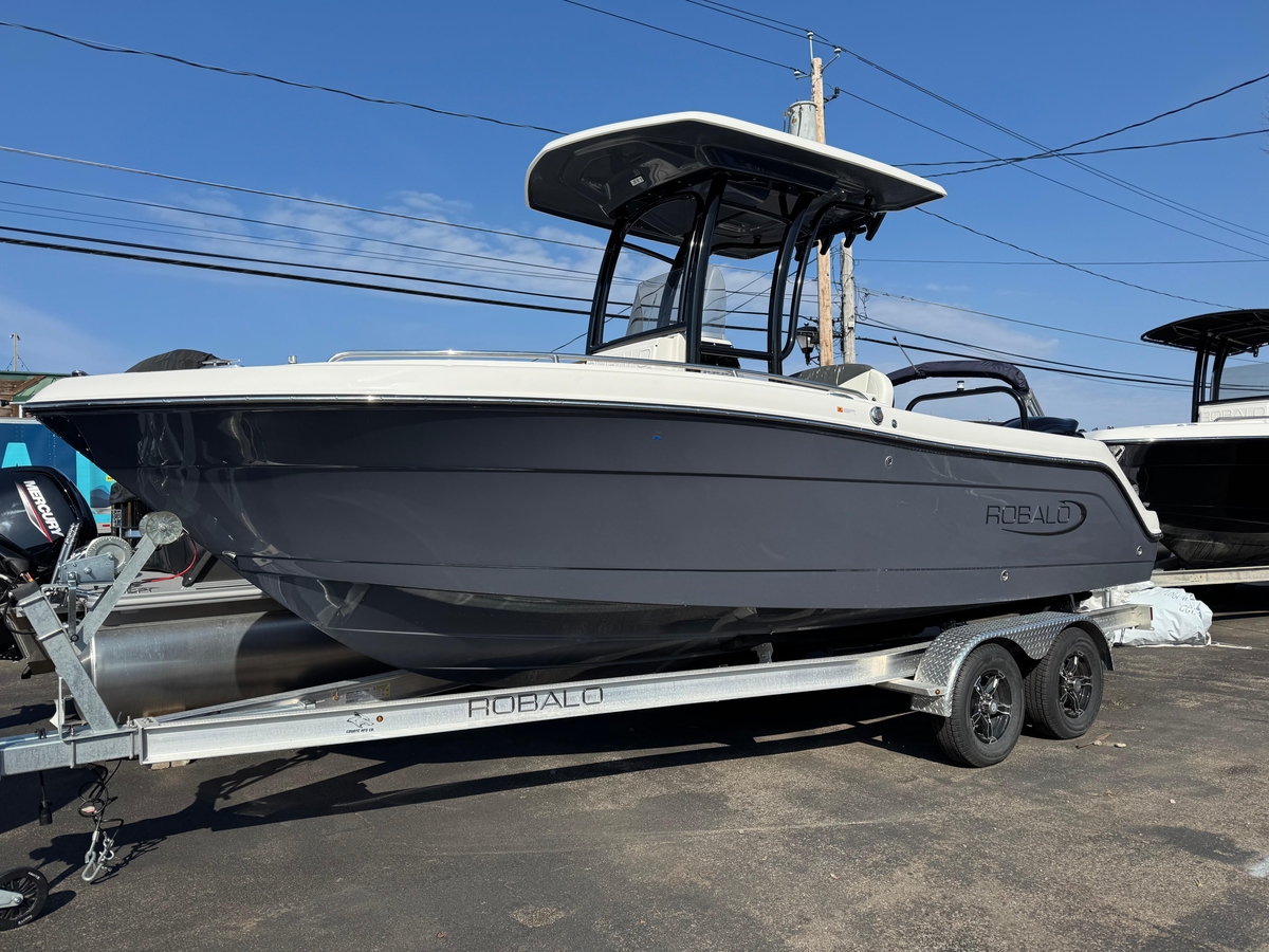 2025 Robalo R222 Explorer - Sold Boat