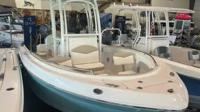 BOATZON | Robalo R222EX 2025