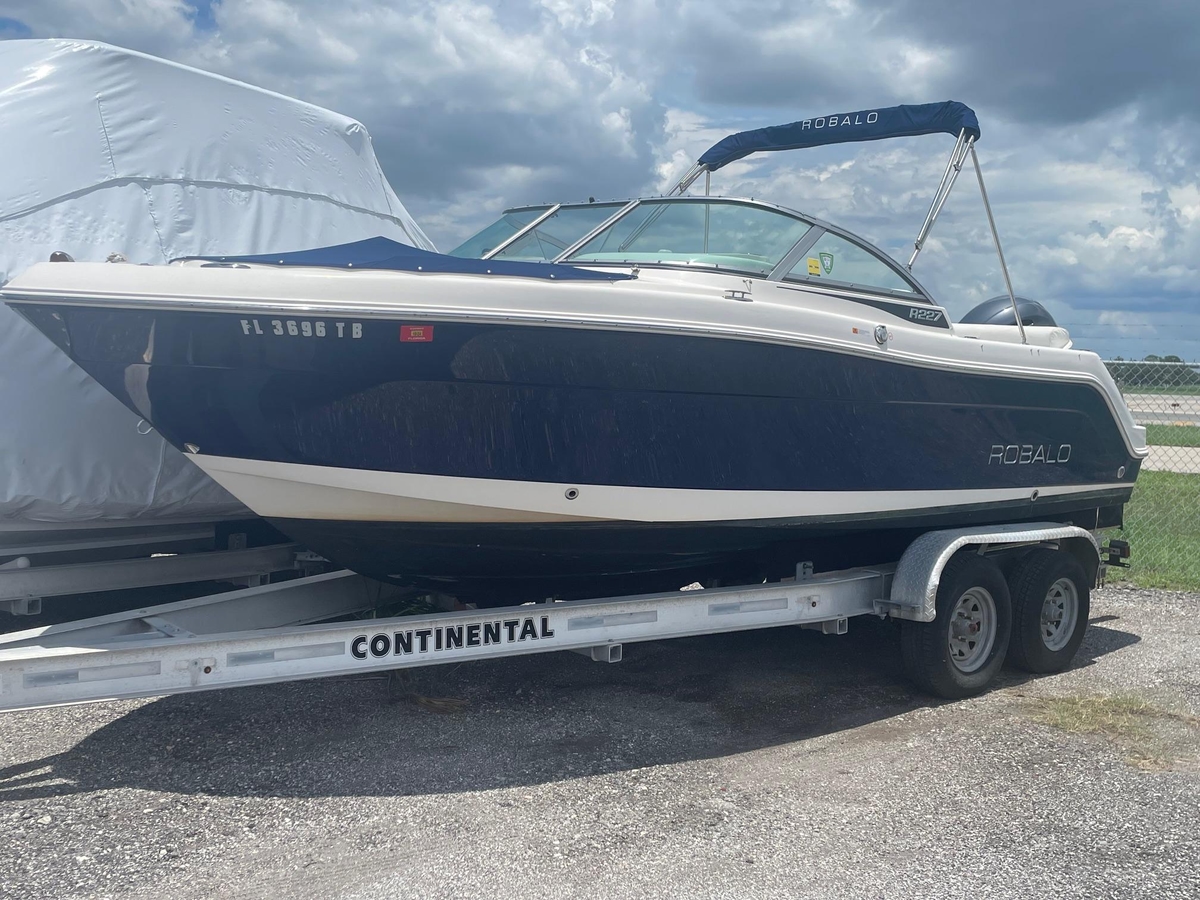 2015 Robalo R227 Dual Console - Sold Boat