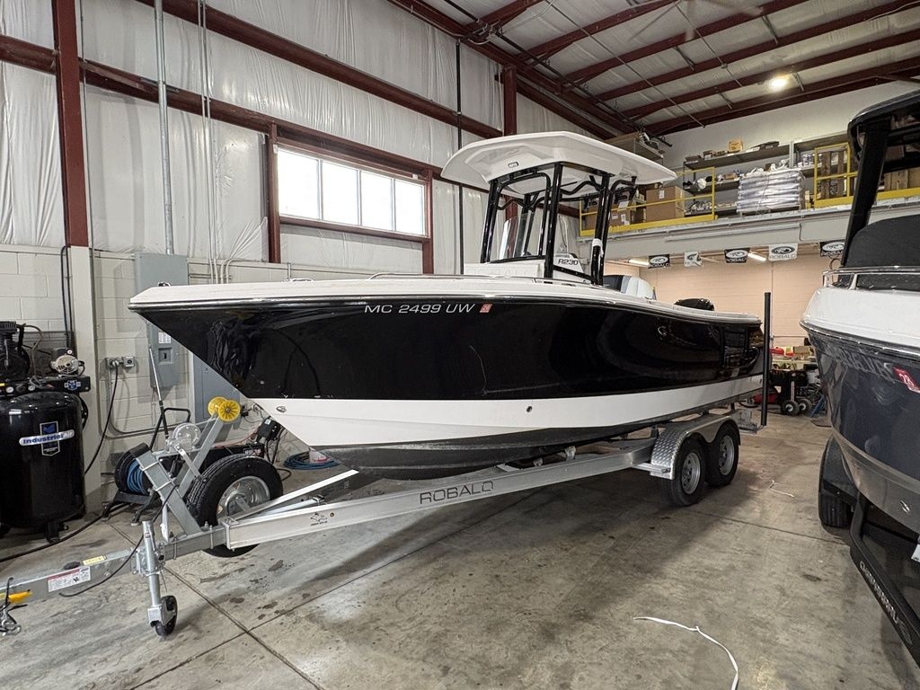 2023 Robalo R230 - Sold Boat