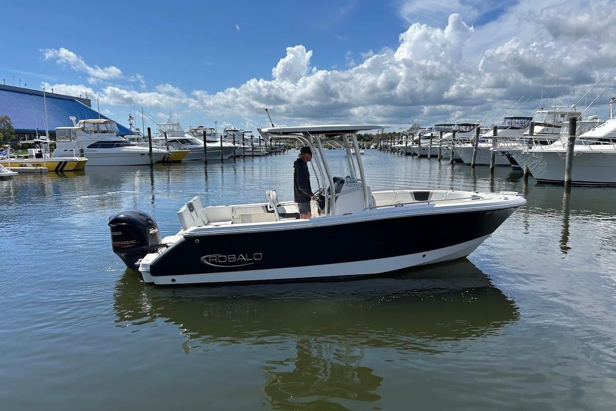 2020 Robalo R230 Center Console - Sold Boat