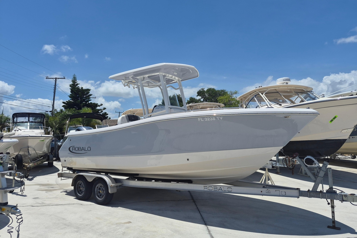 2023 Robalo R230 Center Console - Sold Boat