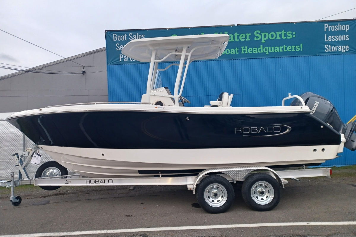2025 Robalo R230 Center Console - Sold Boat