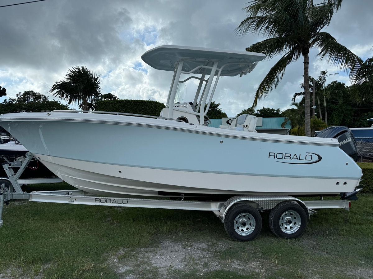 2025 Robalo R230 Center Console - Sold Boat