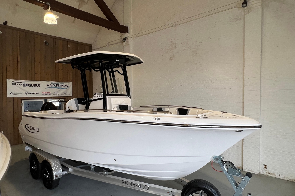 2025 Robalo R230 Center Console - Sold Boat