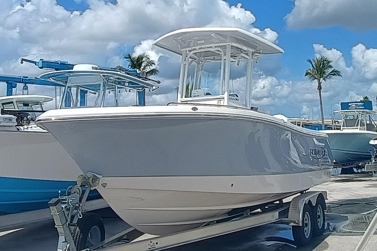 2025 Robalo R230 Center Console - Sold Boat