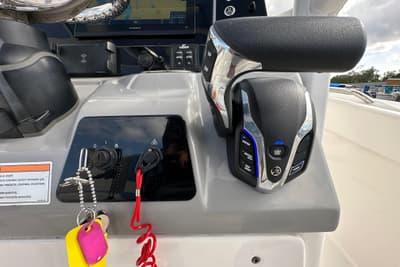 BOATZON | Robalo R232 Explorer 2024