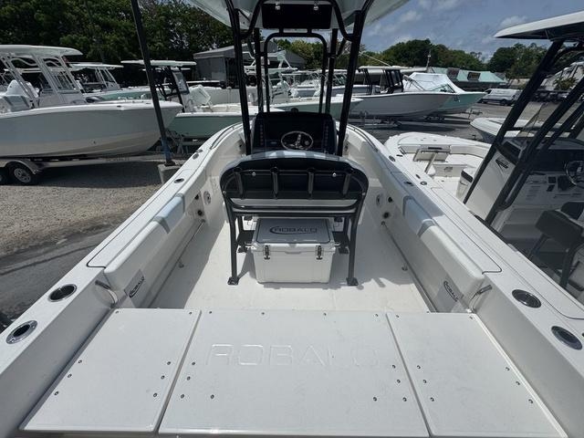 2025 Robalo R232 Explorer - Sold Boat