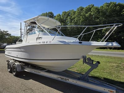 BOATZON | Robalo R235 Walkaround 2004
