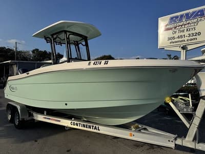 BOATZON | Robalo R242 2020