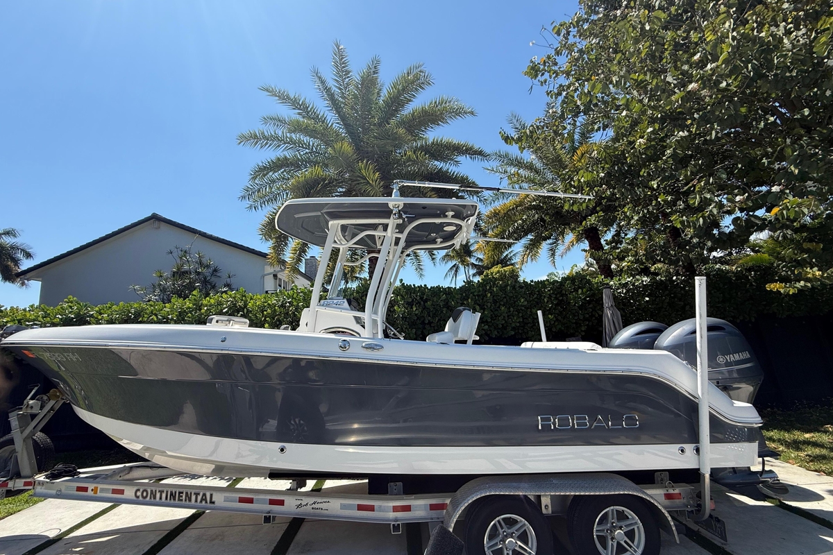 2017 Robalo R242 Center Console - Sold Boat