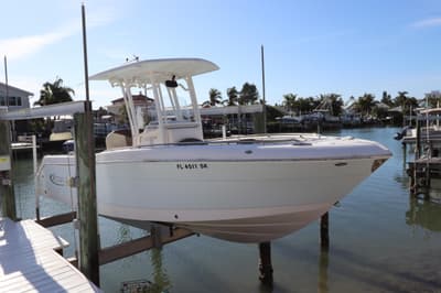 BOATZON | Robalo R242 Center Console 2019