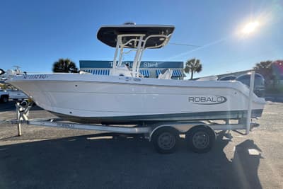 BOATZON | Robalo R242 Center Console 2022
