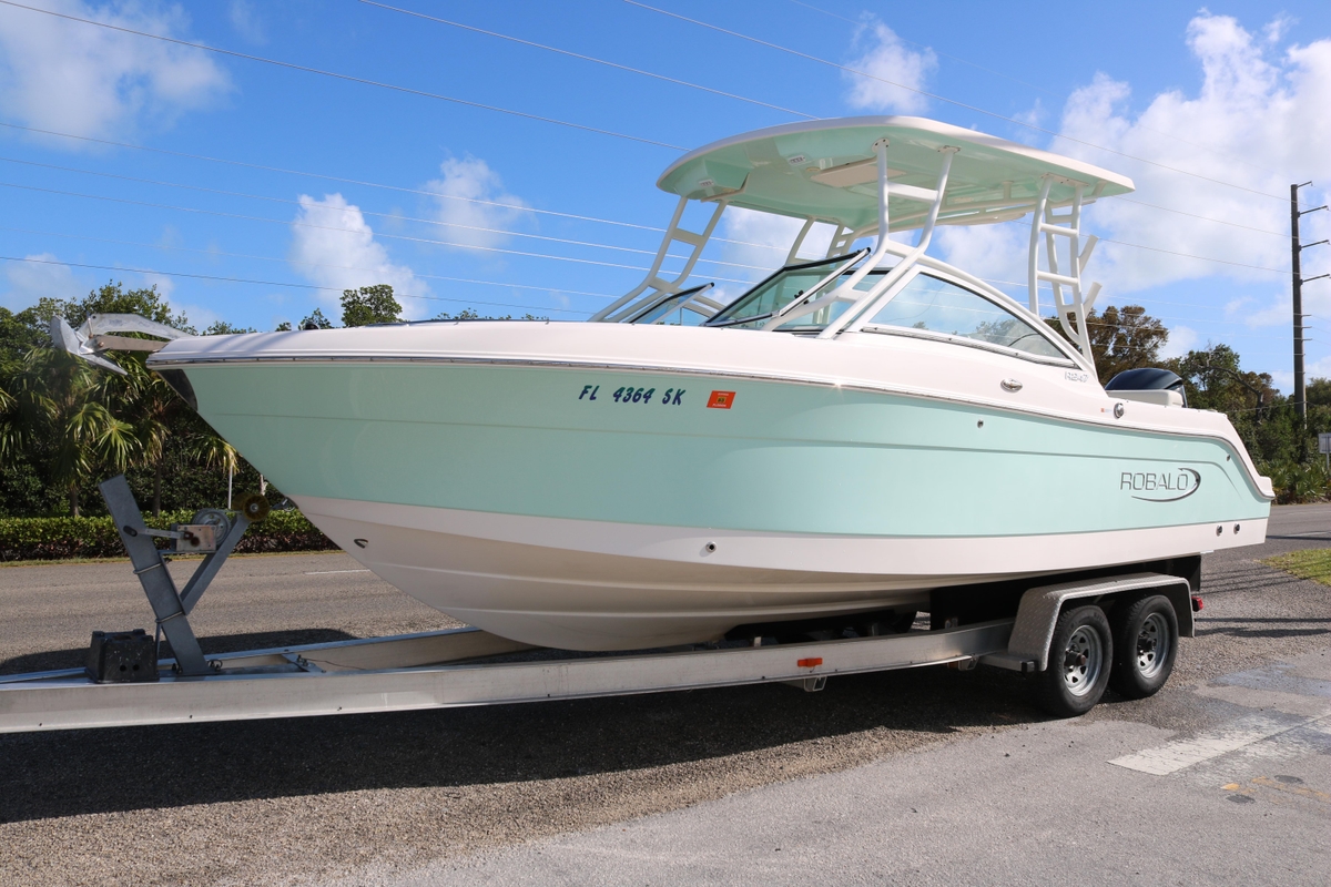 2019 Robalo R247 Dual Console - Sold Boat