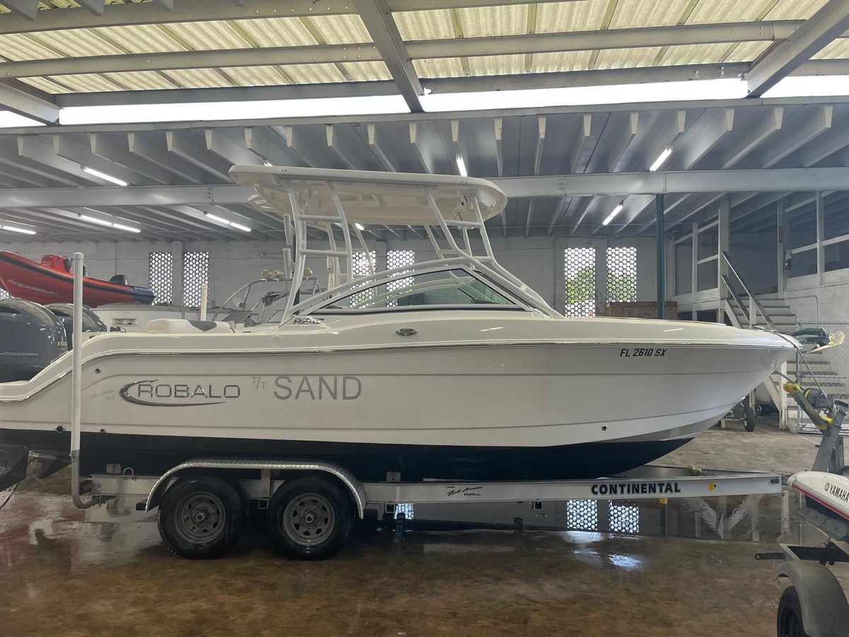 2021 Robalo R247 Dual Console - Sold Boat