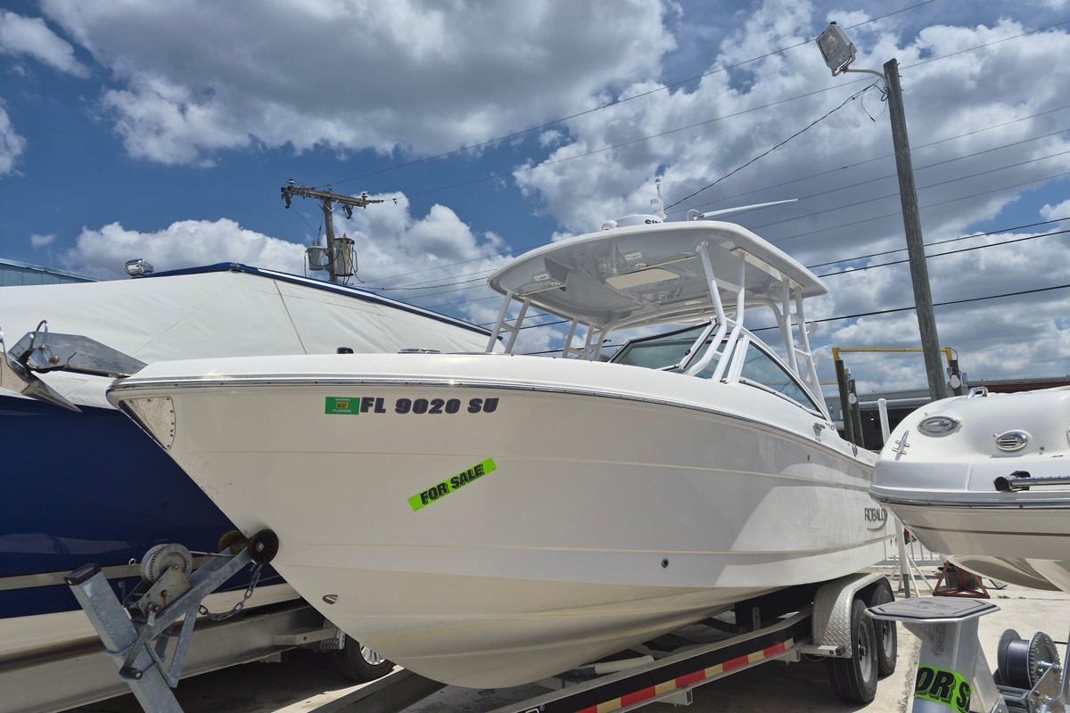 2021 Robalo R247 Dual Console - Sold Boat