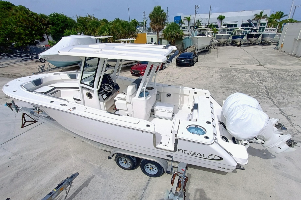2025 Robalo R270 Center Console - Sold Boat