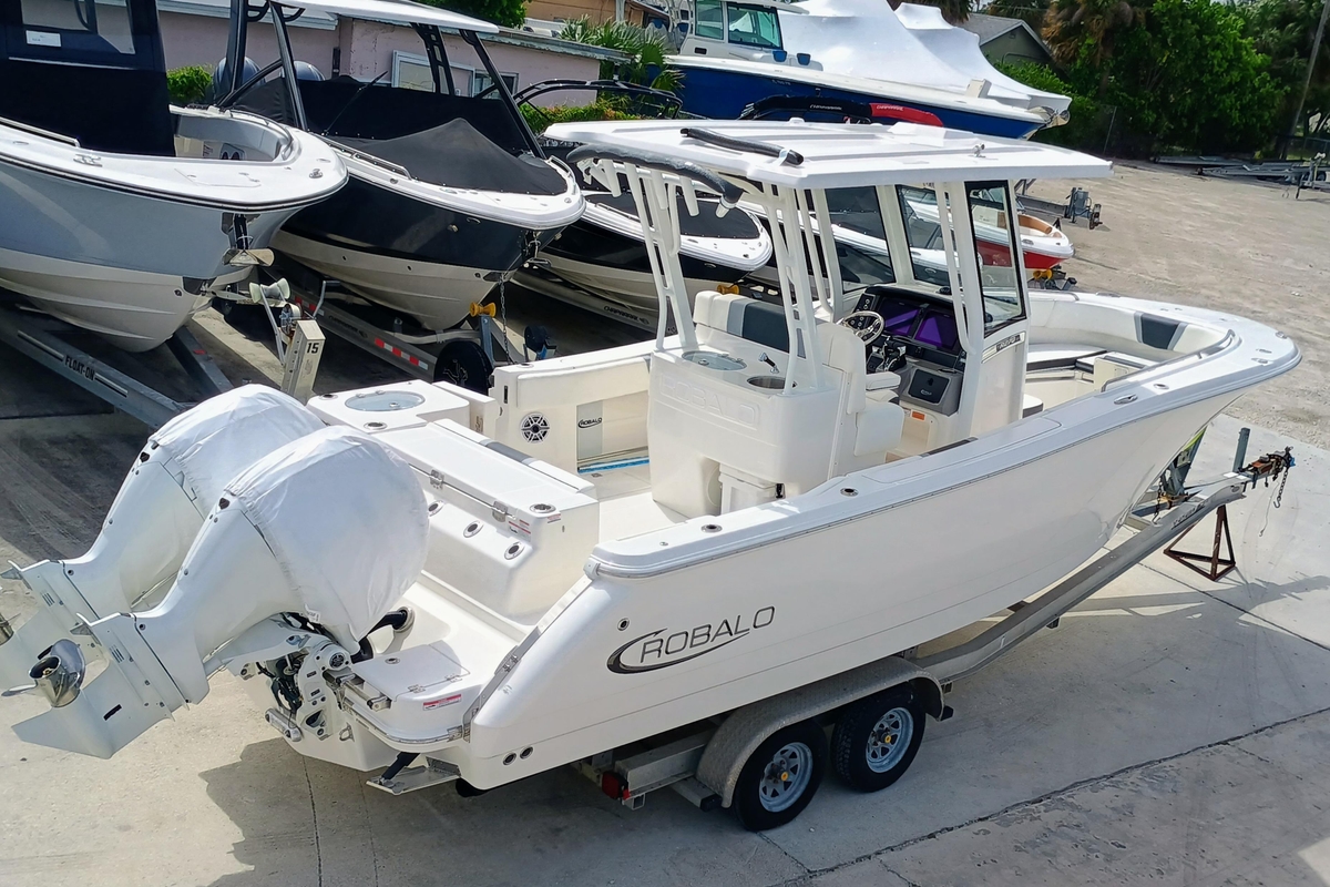 2025 Robalo R270 Center Console - Sold Boat