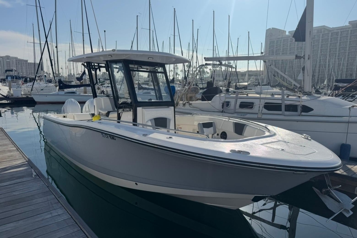 2025 Robalo R270 Center Console - Sold Boat