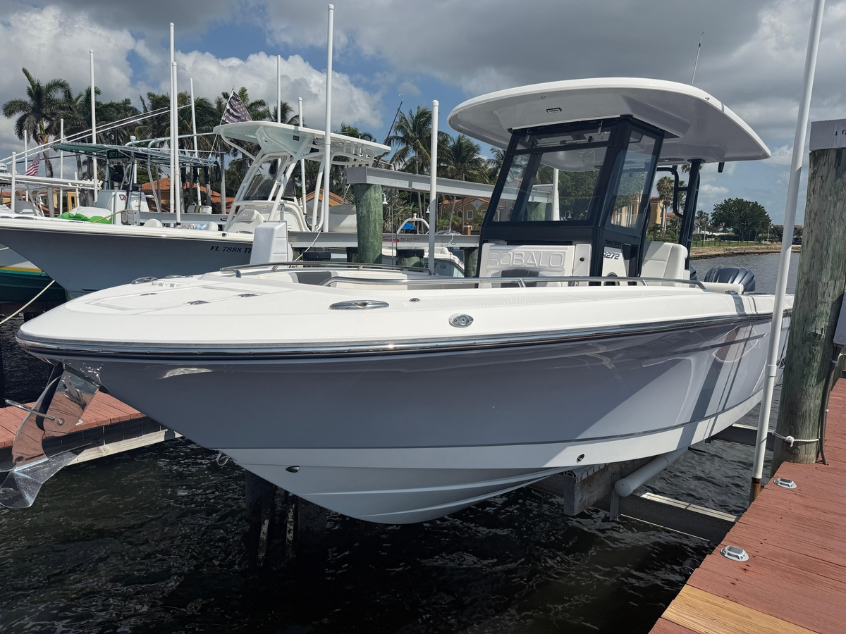 2023 Robalo R272 Center Console - Sold Boat