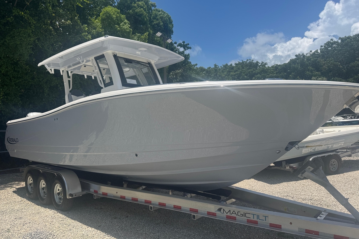 2025 Robalo R300 Center Console - Sold Boat