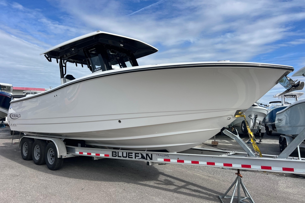 2025 Robalo R300 Center Console - Sold Boat