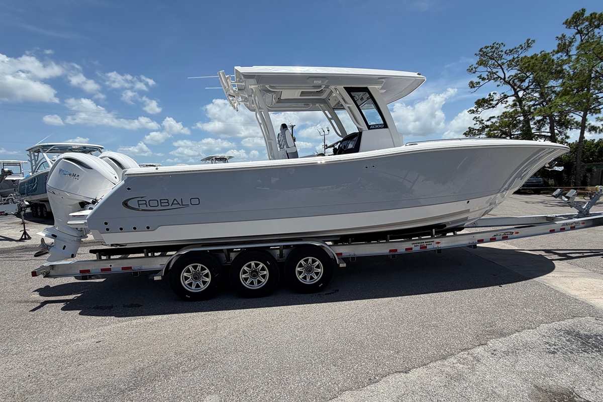 2026 Robalo R300 Center Console - Sold Boat