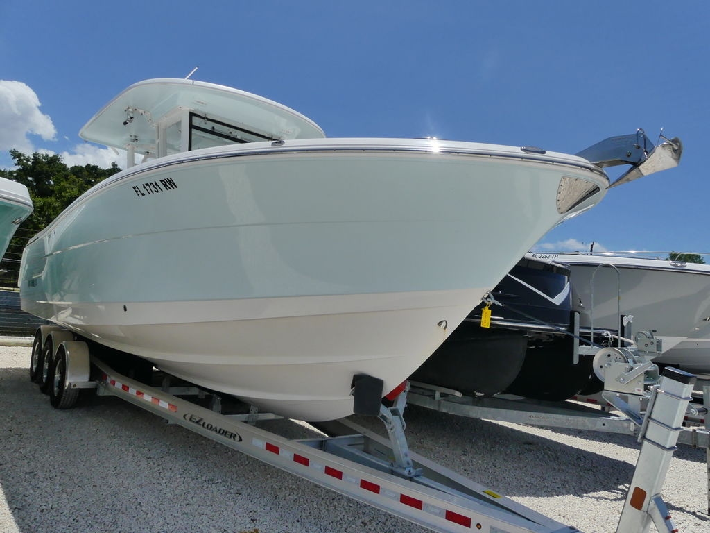 2018 Robalo R302 - Sold Boat